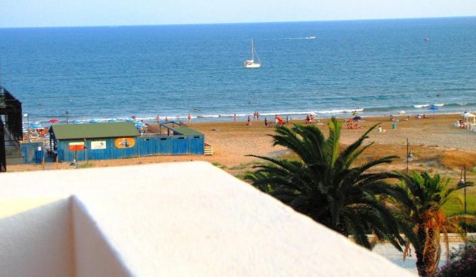 Alsave CaseSicule, Sea View Apartment with Veranda and Terrace, 50 mt from the Beach, Wi-Fi