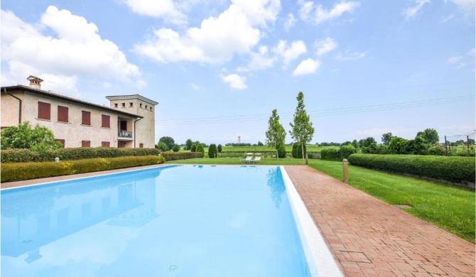 Stunning apartment in Pozzolengo with Outdoor swimming pool, WiFi and 2 Bedrooms