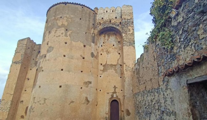 Castello della Foresta del XII con vista mare