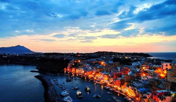 Little house with yard and BBQ in Procida Island