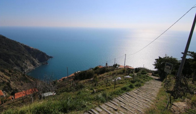 La casetta di Giuly a picco sul mare