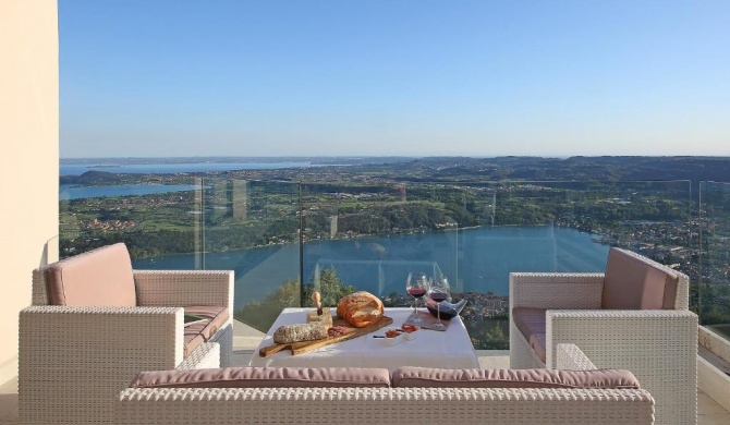 Villa Luna Stunning Modern Villa Shared Infinity Pool, Big garden, Fantastic lake view,AC,