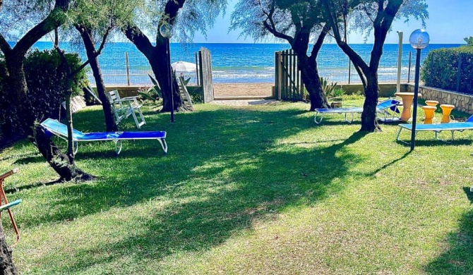 VILLA SULLA SPIAGGIA X6 CON GIARDINO E POSTI AUTO