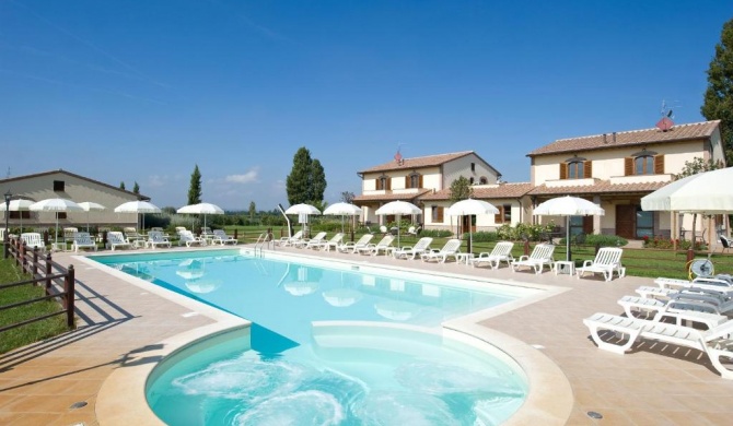 Le Rondini apt with shared pool family friendly