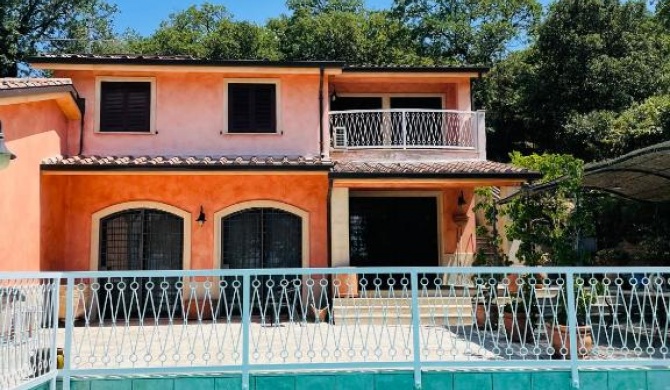 Villa con piscina sul lago