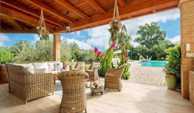 VILLA DOLORES , with a spectacular swimming pool with hydromassage and a big garden for the children