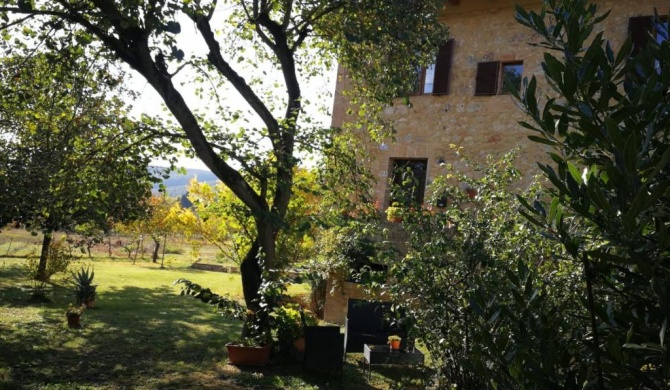 CASALE e GIARDINO a 10 minuti da SIENA