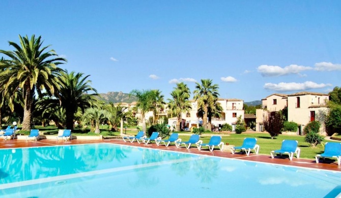Residence con piscina a Santa Margherita di Pula a 250 mt dal mare