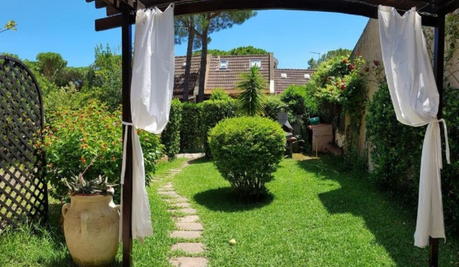 Villetta con giardino immersa nel verde a 150mt dal mare